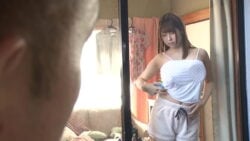 Joven japonesa con grandes pechos seduce a su viejo vecino